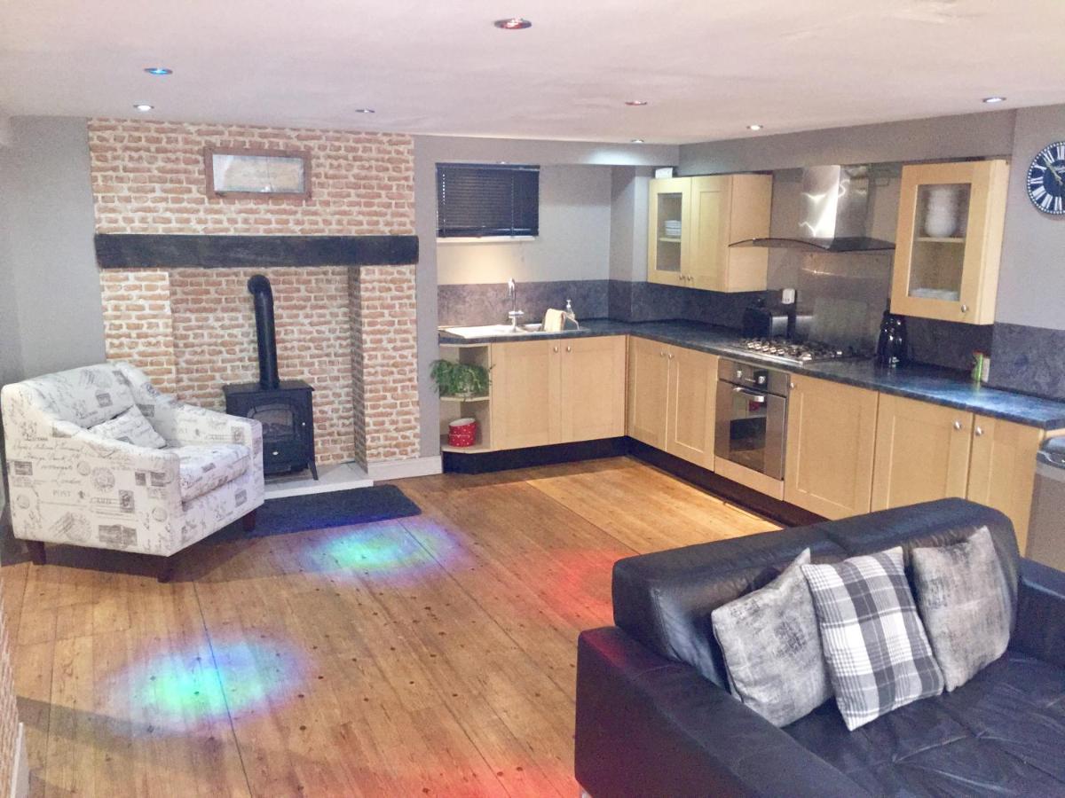 Large 2-Bed House Derbyshire Off Chatsworth Rd Chesterfield Kültér fotó